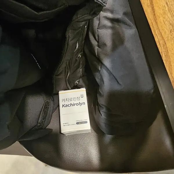 고객 리뷰 사진: 가방 옆에 놓인 카치로린정 박스